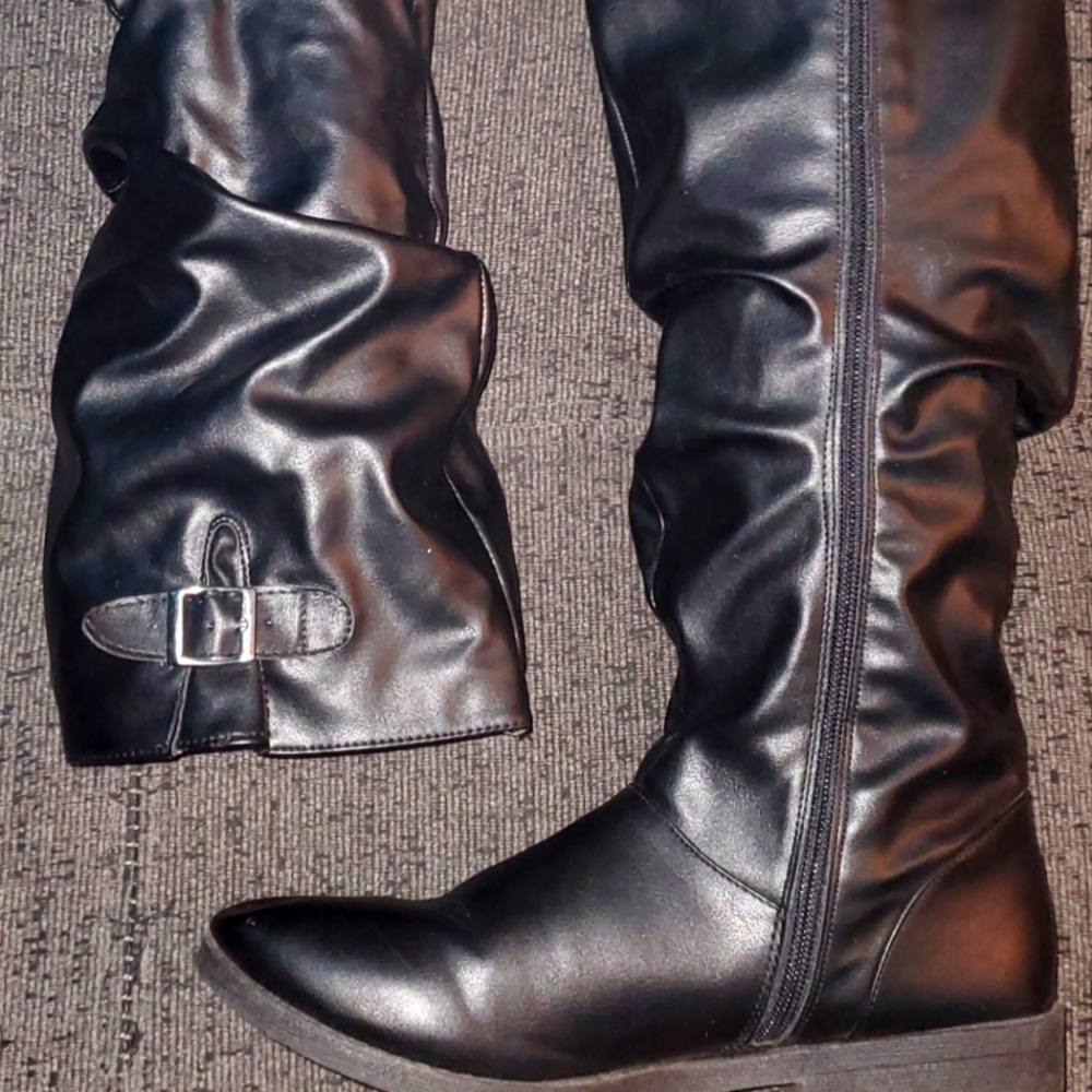 Super cozy black boots